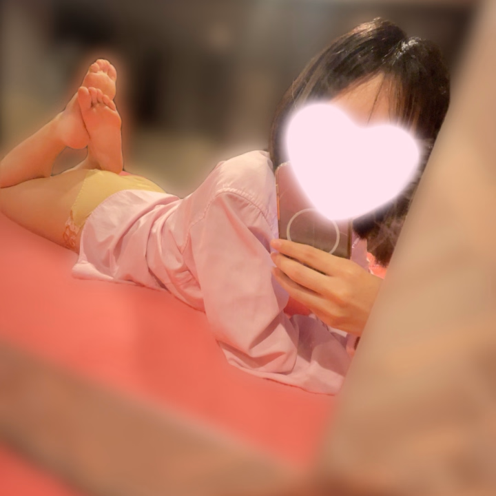 こんにちは！みらいです🔮✨️
今日から4月ですね🌸

お外は肌寒くて来てくる服間違えたな〜
って思っています‪(இωஇ`｡)

でもお部屋は暖かい♡
一緒にあったかくなれる
お兄さまのこと待ってます🫰🏻