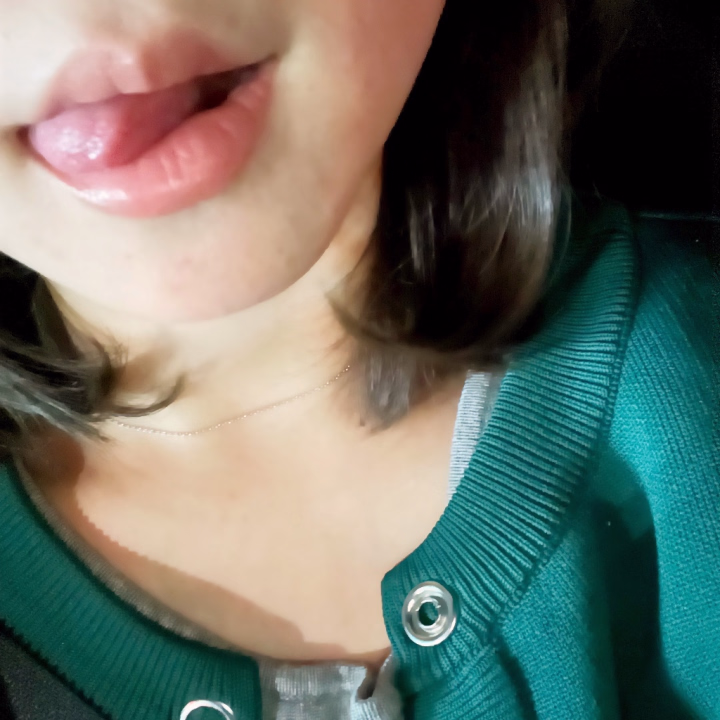 今日もお疲れ様です☺️

明日１０時から１７時までいますっ！

最近ちいかわにハマっていて色々グッズを見ると買ってしまいそうになります🥹💕
新しく出てきたカニの子がお気に入り🦀💓

みおのこともかわいいしてね💕