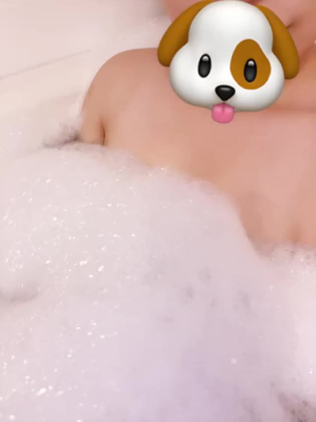 泡風呂大好きすぎてずっとお風呂入ってられる🛁*。
泡で隠れて見えないおっ♡い
探してね🙈💕
お兄様のも手探りで見つけちゃうよ

お風呂場でもイチャイチャしよ❣️