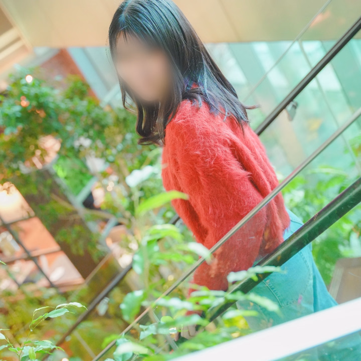 昨日は本当にありがとう…💗

会った瞬間から楽しくて、気づけばあっという間に時間が過ぎていました🥺

一緒にいるだけでドキドキして、胸が熱くなるような幸せな時間だったよ✨

「逃げようとしても、もう遅いよ」って
いたずらっぽく言われたときは、
思わず照れちゃって、余計にドキドキしちゃったの…💓

優しく見つめてくれるたびに嬉しくなって、帰った今でも余韻が残っていて、思い出すたびに自然と笑顔になっちゃう🫶

素敵な時間を本当にありがとう✨
また会えたら、たくさん笑って、たくさんドキドキする時間を一緒に過ごせたら嬉しいな💕

ななせより💌