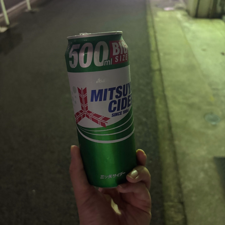 今日なんだかずーっと
炭酸を欲してたゆうみです！！🐣

お兄様、今日も
お疲れ様でした☺️♡

きっとただ喉がずっと
乾いてただけだとは思うの！！😂笑

あんまり水分取れてなかったから🥹💦

おうちまでの帰り道、
500mlのぽしゃけ！
…ではなく、三ツ矢サイダー
○°｡○( ･ω･ )◯｡°○ﾟ｡‬

シュワシュワの甘みを欲してたのに、
さらに喉が乾いて
結局お家ついてから
お水がぶ飲み🤣笑

最初から水飲むべきという
学びでした(白目)

明日 21:30 - 24時
で出勤です🦖🐾

よろしくね(*^_^*)

🐣 ゆうみ 🐣