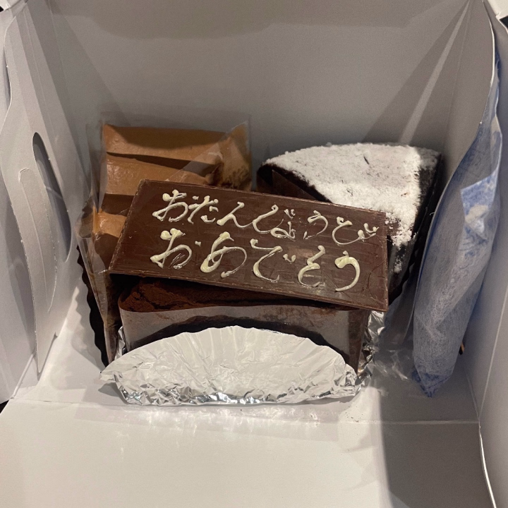 🎂明日はほたるの誕生日🎂

ついに今日で21歳を終えるほたるですが、なんと、前日祝いでケーキをいただきました✨✨

あま〜いチョコレート🍫が大好きなので、とっても嬉しいです♪♪

明日からは22歳の仲間入り、少しは大人になれるかな？と、ドキドキしてます…

21歳ラストほたるを見に来てくれる人は誰になるのかな？

19:00〜21:00はまだまだ空いてます♡ぜひ会いに来てくださいね！