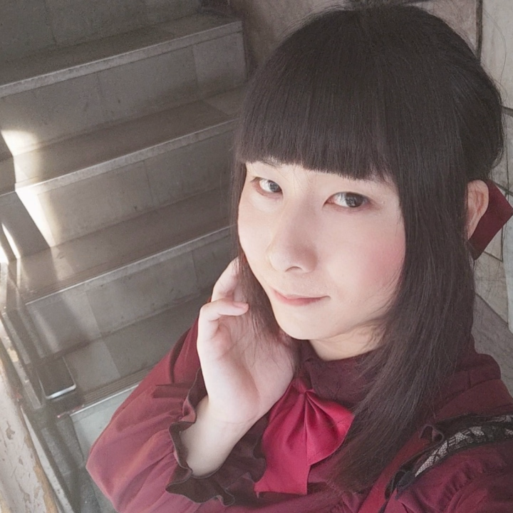 こんばんは🥰🥰

はじめまして、この度入店いたしました
「みこ」です😄💞

趣味はかわいい服着たりドライブしたりです
普段からロリータや制服、メイド服など様々な服を着ています😙
最近では地雷系🖤💜やサブカル系💙にも力を入れています🤩🥰

業界未経験からの入店にはなりますがこれからたくさんの方々との出会いがあればと思います😌😌

出勤できる日数は少ないですがひとりひとりとの時間や経験を大切にし、成長していけるように頑張りますのでぜひ会いにきてください💕

最後に、顔が見たい方や先にお話したい方は、ペケナナLIVEもオンラインしてるので、ぜひ掛けてきてください💕💕