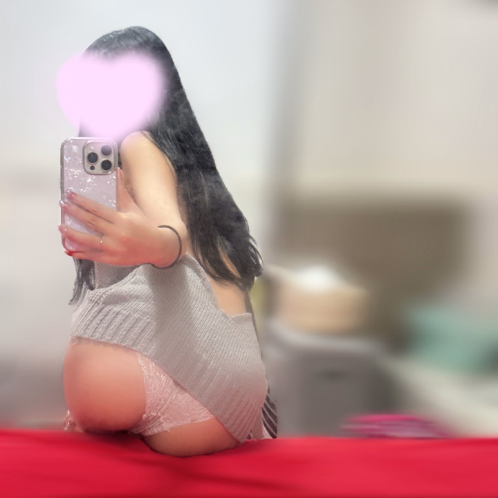 今日は後ろ姿で誘惑してみたよ…
この角度、好きなお兄さん多いって聞いたから💭

触れたくなってる？それとももう我慢できない？
会いに来てくれたら、もっと近くで見せてあげるね…♡
待ってるよ🛀💕