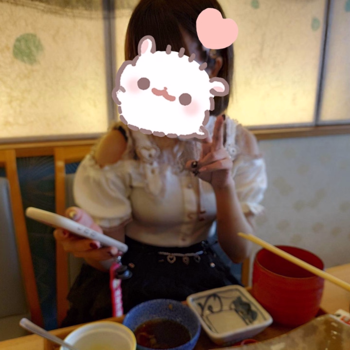これ去年の夏☀️🍉🌻🏊

美味しい定食屋さん見つけて
にこにこしてる私の写真☺️📸


この後水族館行って超楽しい1日を過ごしたんだ〜🤫🤍
最近デートした？？