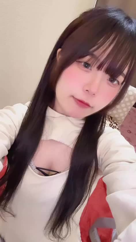 この服も可愛いでしょ〜💓

ワンピースの丈短かくて後ろ見えそうになるんだよ！🤫🤍


この服着て来たときはラッキースケベ狙ってみてね(^-^)V笑笑