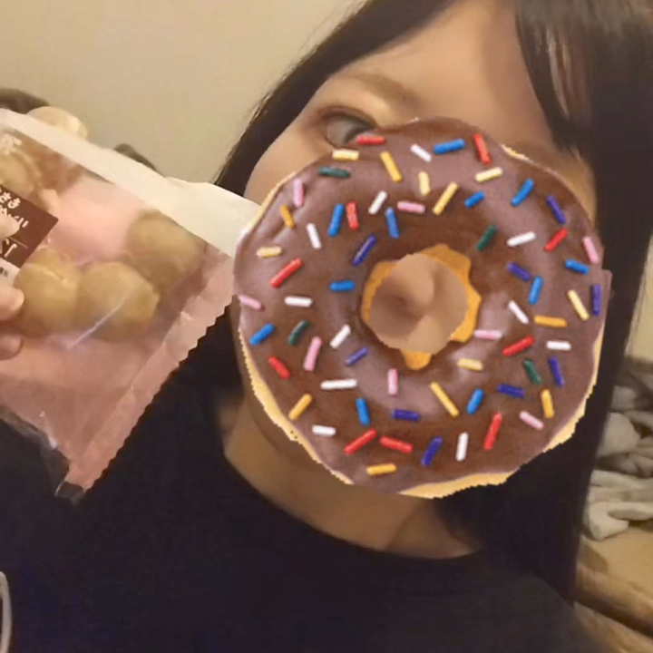 今日の15時のおやつは贅沢にドーナツにしたよ🍩
このポンデリングみたいなドーナツが好きなんだ💕
もちもちしてて美味しい😋

お休みのお兄さんも、お仕事中のお兄さんもまだまだ待ってるね💓