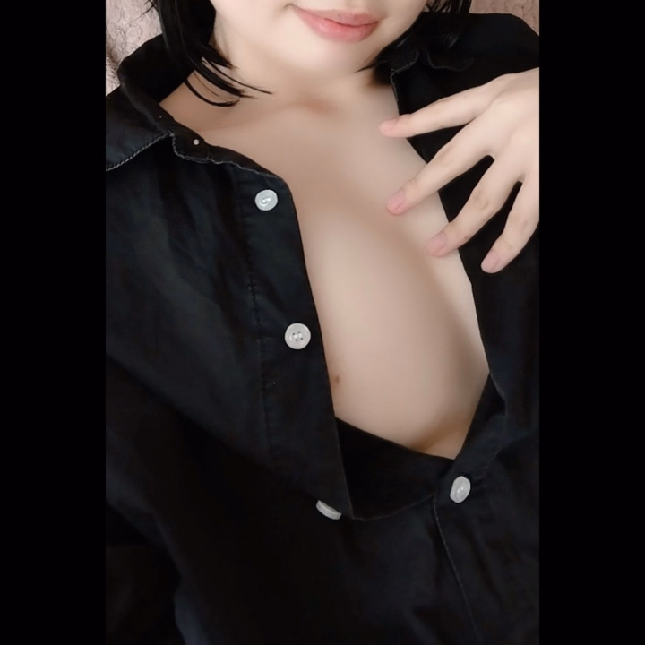 初投稿❣️

昨日ホクロフェチのお客さんが来てくれたんだ〜
見えるかな？？

今日は9:00〜17:00までいる予定だよ
筋肉痛に負けず頑張ります💪