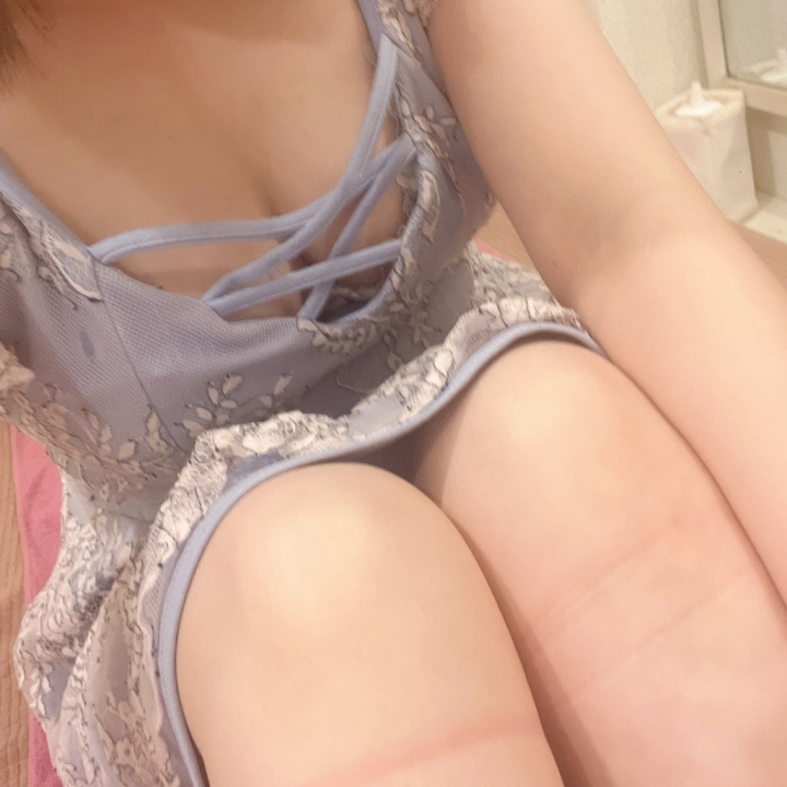 こんにちは
ユノです🌷

ちょっと遅刻しちゃって
ごめんなさいです😭
久しぶりに（？）
圧迫面接受けて傷つけられて
面接終わった後
河川敷でシクシク泣いたり
ぼーっとしてたら
遅刻する時間なってたよ😇
今は気持ち切り替えて
グーパンチの気持ち👊（伝われ）

無事到着したので
スーツからドレスに大変身です🌟
その痕跡、、
靴下タイプのストッキングが
膝下に思いっきりついてる🤣
頑張った証拠ということで！！

あ、！
昨日は沢山のお兄様が
会いに来てくれて嬉しかったです
待ち時間あったのに
それでもユノに会いたいって
待っててくれるお兄様方に感謝🥲
楽しすぎて終わった後に
ぺらぺら喋っちゃって😮‍💨
こんなユノに笑って
付き合ってくれるお兄様方
優しいがすぎる🫶🫶


ほんとはまだまだ
書きたいことあるけど
もう10分以上書き続けてて
さすがに長文がすぎるので
やめます🫸

今日もラストまで
よろしくお願いします💗
