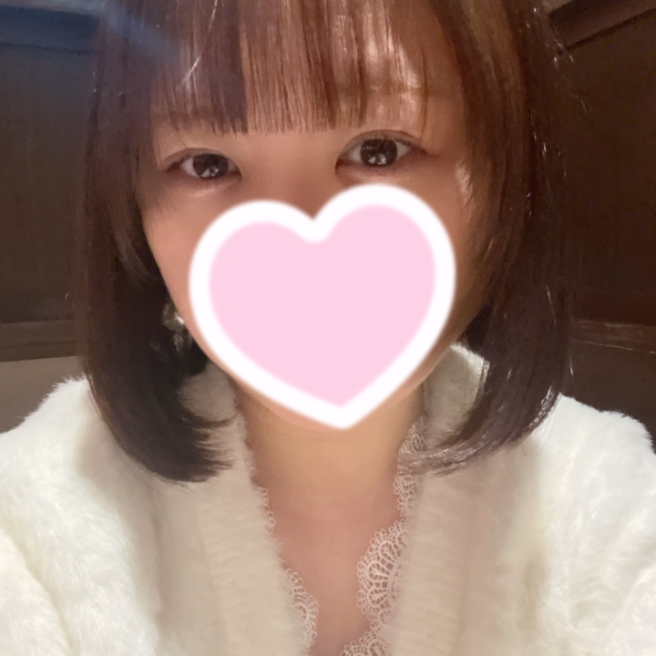 こんばんは
ユノです🌷

連休明けの今週
お仕事お疲れ様でした♬

前回5日の出勤時
遊びに来てくれたお兄様方
ありがとうございました🙇‍♀️
80分延長してくれた方もいて
ほんとに嬉しかったぁ（ ;  ; ）

お口の攻めも素股も
なかなかいけないのに凄いっ！
って沢山褒めてくれて
特にお口は
1回しか無理なんだよねって
お兄様も時間ぎりぎりまで
楽しんで頂けるように
ゆっくり優しくを心掛けてて
そこに気づいてくれる
お兄様がいることに
とても嬉しくなりましたっ

あと後ろからの攻めも
色々試行錯誤しながら
やってるのでそれも褒められて
感激🤩🤩

入店時に比べると成長✊遅


昨日検査受けて
今月もオールクリア🌟
いつも綺麗に遊んでくれる
お兄様方のお陰です🙇‍♀️

体調崩して
スタートダッシュ失敗したけど
今月もよろしくお願いします💗