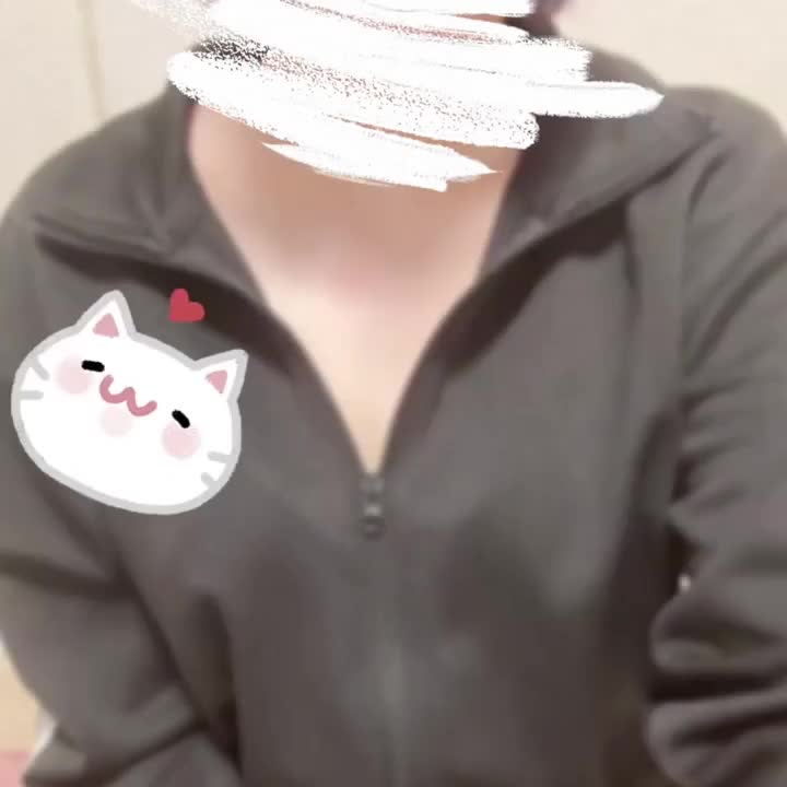 きもちいいから自分でもよくむにむにしちゃいます(ﾉ)･ω･(ヾ)✨️

この前お客様におもちゃをプレゼントしてもらって毎日するようになって大変大変😫💦
(あくまでプレゼントに限ります、お店の中では使用出来ません)

むにむに感と形の綺麗さは自慢していいってよく言われるので動画にしてみました⊂(> ·̫  < ̳^🎀

実際にもみもみシちゃうっ？？(∩ω∩〃)✨️
