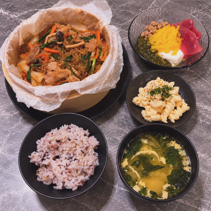 🍬 ぐみです 🍬

退勤後に..🫧

ぐみの猫さまたちの食料調達を
すっかり忘れていたことを思い出し😳💦

急いでペットショップへ駆け込んで
無事にごはんを調達してきました🏃‍♂️🐱💕

用事を済ませて、時間を見たら…

いつもはラストまでの出勤なので
「まだこんな時間😳」という感覚に😂笑

せっかくだしスーパーで
買い出しでもして帰ろうかなぁ〜と🤭

そんなこんなで
突発的ぐみキッチン👩🏻‍🍳🍳💕

本日も
ぐみが食べたいものシリーズ🤤笑

お題は…

＼せいろでぶっこみチャプチェ✨／ 笑

手間はかけたくなかったので
せいろに具材と調味料を
ぜ〜んぶ入れて蒸すだけ！

あとは放置で完成しちゃう
簡単ぐみ飯です🤭💗

海鮮ばくだんも食べたくて
お刺身も買いました🐟♡

こちらも混ぜるだけのぶっこみ系です😂

ご飯はちゃんと十八穀米を炊き🍚✨

なんだかんだ大満足なぐみ飯完成〜っ🤤💕

MAR○EL観ながらいただこうっと🦸🏻‍♀️♡

ちょっぴり早い退勤日の
気まぐれキッチンでした🤭🍬