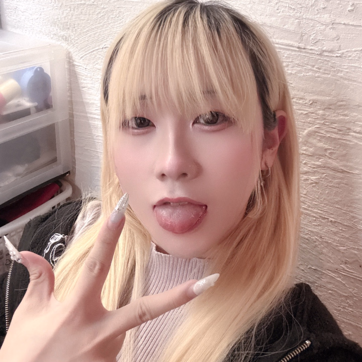 昨日はお休み！
また出勤するよー！

あのね…おしりまだ痛いんだけど…
少しずつ挑戦したいの…
お兄さんたちによく綺麗な色って言われるからさ…良けれ最後に軟膏塗ってくれない？間近で見ていいから♡♡