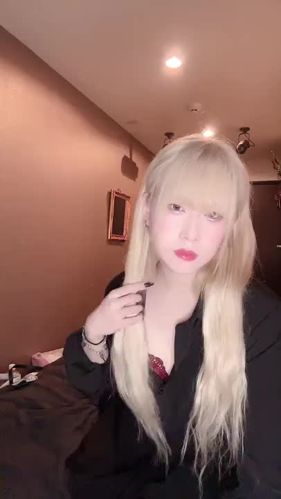 お胸はないけど触って大きくしてくれる？

みんなは貧乳なありすと巨乳なありすならどっちが好き？？