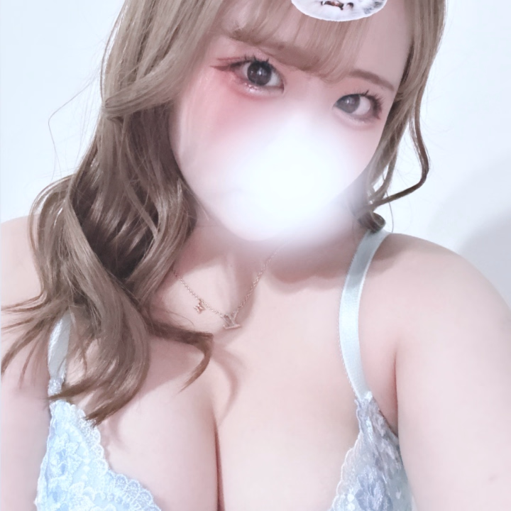 昨日もありがとう🩷

おにーさんに「甘えすぎ」って言われちゃったけど…
やだ。もっと甘えたいの。
わたし、ちっちゃいし、胸だって大きいし、

ちょっとだけ手がかかるかもしれないけど…
それでも“かわいい彼女”でいたいの。
キスも、ぎゅーも、なでなでも、いっぱい欲しいの💋
わたしだけの、大好きなおにーさんへ…♡
今日も、明日もあさっても、ずっと一緒にいてね？