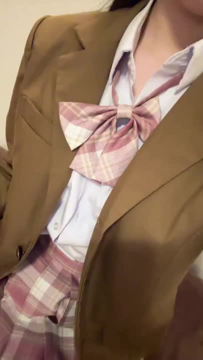 ぬぎぬぎチラリしちゃった、、
服脱ぐ時はお兄さんが
ゆりの服脱がしてくれますか？🫣💕
お兄さんのはゆりが脱がしますね🥰


ゆり🪽