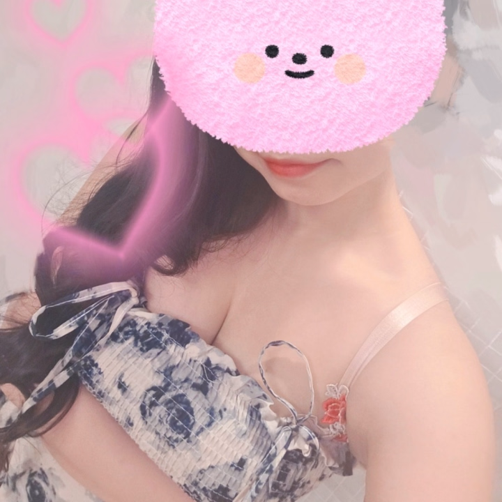 おはようございます🍀

出勤前に近場を散策していたのですが

下着屋さんを発見しまして♡o(*ﾟ∀ﾟ*)o


お洋服の感覚で下着選びをするのが

好きな私としてはテンションがとても

上がったのですが、残念なことに

サイズがありませんでした。。。(*T^T)


他に良さそうなところが無いか

また別の日に散策してみることに

しますわq(*･ω･*)p♡


本日は10:00~ラストの出勤になります！

良かったら遊びにいらして下さいな

(uωu*)♡