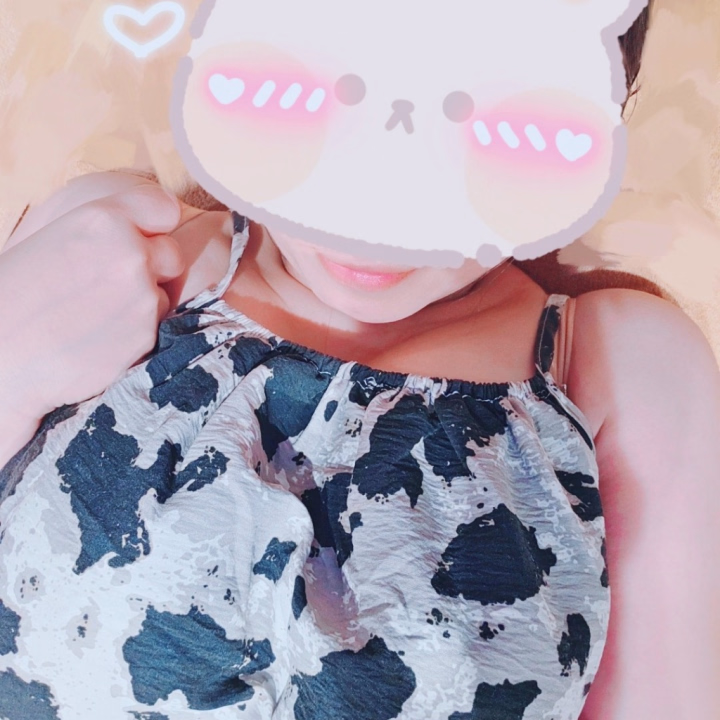 おはようございます🍀


本日出勤三日目です(*'▽'*)


GWで旅行先で色々と食べまして

ダイエットしないとなのに、誘惑の

多い北海道。。。(*T^T)

美味しそうな食べ物が沢山あるから

お仕事帰りに誘惑に打ち勝たねばと

忍耐力を試されます( ；∀；)

でも元の体型に戻りたいので頑張りますわ！