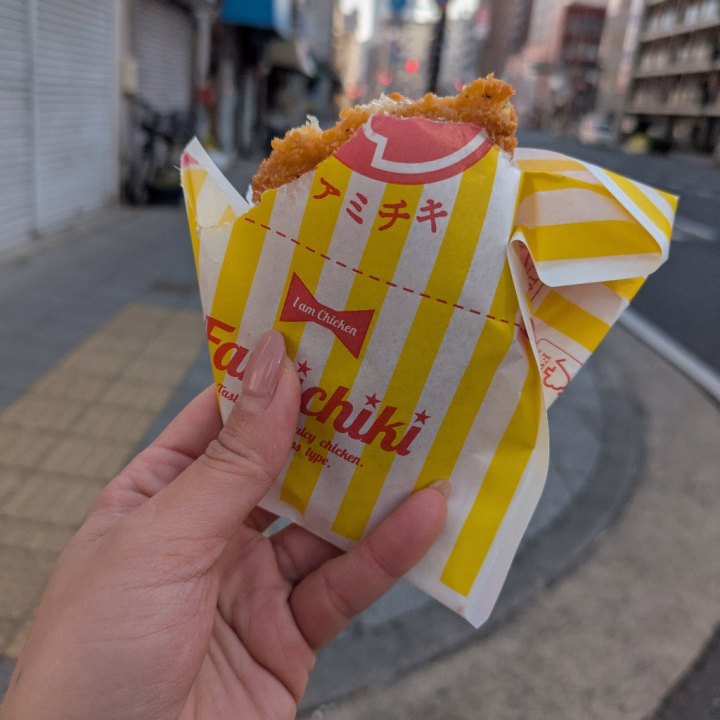 そういえば今朝、
いつものファミマ行ったらさ、
数年前と全く同じスピードでレジ打ってる
伝説の朝勤お姉ちゃんが居てさ。

（レジ打ち、相変わらず神速）
（プロすぎて数年越しに改めて感動）

「ファミチキ揚げたてですぅ〜」って言ってて、
いやもうさ、
数年ぶりの再会(一方的な愛)(怖)だし？

そりゃ買うじゃん。

で、店までそんな距離ないのに
我慢できなくて歩き食いしたわけよ。

揚げたて、うますぎ。

テンション上がって
鼻息荒く頬張ってたらさ、
衣が気管にダイブして
朝からファミチキで人生終了しかけた(笑)

なんとか取り除けて
「助かった…」ってなった次の瞬間、
鼻の穴から衣出ててきて、
いや待って？？？？？？？(笑)
体内ルートどうなってんの？！(笑)

(ﾟ∀ﾟ)ｱﾋｬｬｬｬｬｬｬ

朝からファミチキで
命の危機迎えてるの意味わからんし
オチまで完璧すぎて無理(笑)
ってひとりでﾆﾀﾆﾀしながら
出勤したんだよね。

今日これ誰かに話そうと思ってたのに
すっかり忘れてて
今思い出したから日記に書いとくね(爆)

(ﾟ∀ﾟ　)ｱﾋｬｬｬｬｬｬｬ

ハッピーマットパラダイス 蜂蜜