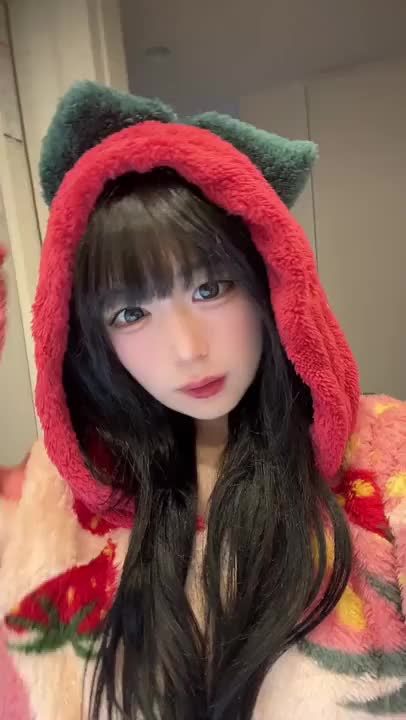 最近お気に入りの部屋着はいちごの着る毛布みたいやつ🍓

帽子にいちごの葉っぱついてて
めっちゃ可愛くない！？笑笑

それに、超もこもこで
あったかいんだよね〜💗💗

でも、夜に
アイス食べたいな〜とか
お腹すいたな〜って時に
これでコンビニ行くの少し恥ずかしい🙈

全身いちごちゃん🍓✨

見た目は可愛いけど
ボタン外したら
えちえちな下着つけてるの🥺

あまーいイチゴちゃん
食べなくなるでしょ︎💕︎

いっぱい食べ尽くしていいよ