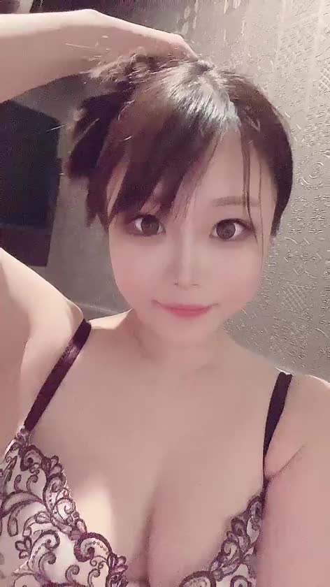 髪あげてるときと
おろしてるとき
どっちが好き😳？

ちょっとはギャップあるかな🫣？