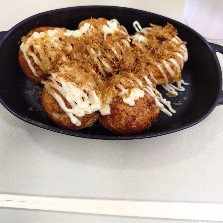 用事の時間待ちに⋯誘惑に負けて、たこ焼き5個だけ買って食べちゃいます（笑）

余計に胸が大きくなっちゃう？！（笑）
おにーさまがた、密かに期待してませんか？♥
これ以上はさすがに大きくなりませんよー（笑）