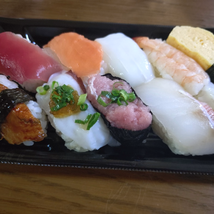 お友達とらぶらぶトークするこんな日は⋯
久し振りにランチにお寿司!
スーパーのでも回るのでも、お寿司は大好きです♥
食べながら友達と話に花を咲かせたいと思います🎵