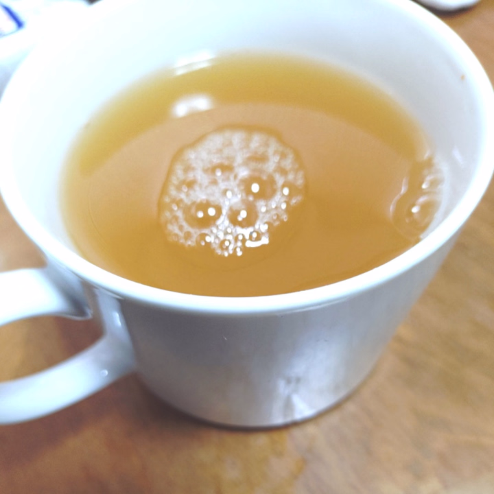 おにーさまがた、こんにちは❤
15時のおやつ代わり？！ふみなの知識の中で、喉に効くのは蜂蜜や生姜やおネギだと知っているので、朝にはマヌカハニー入りの蜂蜜ではちみつ湯を作って飲んでたのですけど。

15時にはパワーアップ版の、生姜のすりおろしも混ぜた、ハニージンジャー☆
生姜も入れたことで、体もぽかぽか❤
温まってきて⋯
喉にも体にも良さそうやし、生姜って案外、クッキーにも出来る位甘い物とも相性いいんですよっ(⁠≧⁠▽⁠≦⁠)

もろもろのない甘酒戴いてるような気分！
ちょっと癖になりそうです❤