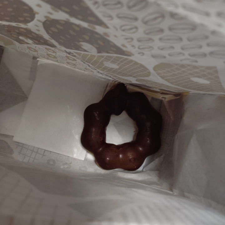 おにーさまがた、おはようございます！
ちょっと見にくいけど、朝ごはんに買っておいたミスドのポンデリング。
あれれ？なんだかぴょこんって跳ねてる所がある？！
珍しい！と思ってパチリ☆

その後コーヒーと一緒においしく戴きました！
ふみなの次の出勤日程は、15日くらいからの予定です！
おにーさまがたに会えるのを楽しみにしてます(〃ω〃)