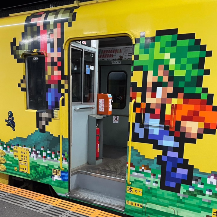 佐賀では、ロマンシングサガのサガと佐賀を引っ掛けて、こんな楽しい電車が走ってると、友達が写真を送ってくれました🎵
ロマサガファンには堪らない仕様ですね🥰
ユリアンとエレン、最初は良い感じだったのにな〜
あっさりとモニカに鞍替えするユリアンが憎い(笑)