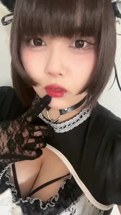 動画だと、恥ずかしいくらい表情まで見えちゃうんです。
でも…なんだか視線が嬉しくて、
ちょっとだけ…近くに寄っちゃいました。
これ以上は…ご主人さまだけに見せたいな///