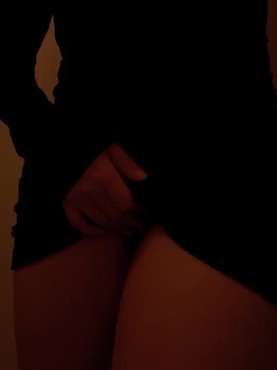 いつもオ◯ニーする時はパンツの上からさわさわして、、それから、、、///♡

パンツ脱ぐ時に糸ひいちゃうの、、、それ見てまた興奮しちゃう、、、///

いっぱいお兄さんにも触って欲しいな、、
いっぱいしてくれる？