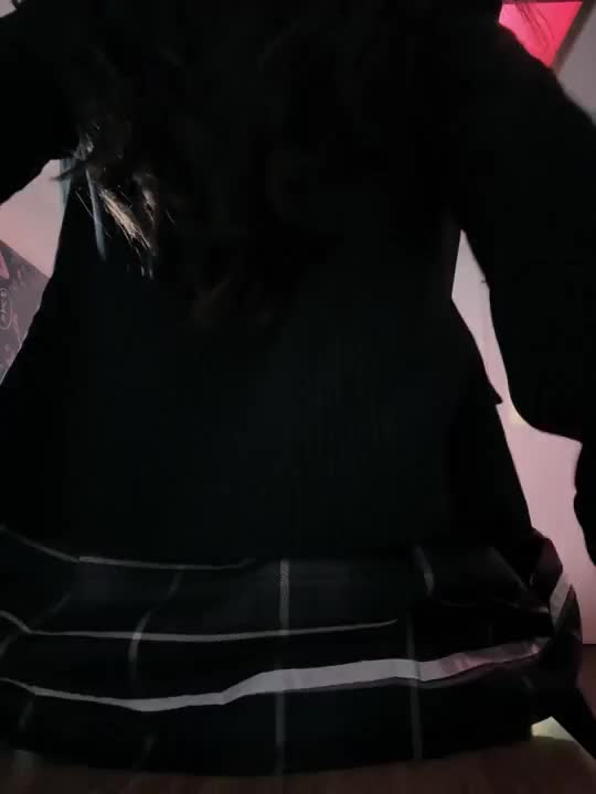 お尻はスベスベ〜ってよく言われます///🍑
いつも教室でムニムニされて気持ちいいの///♡