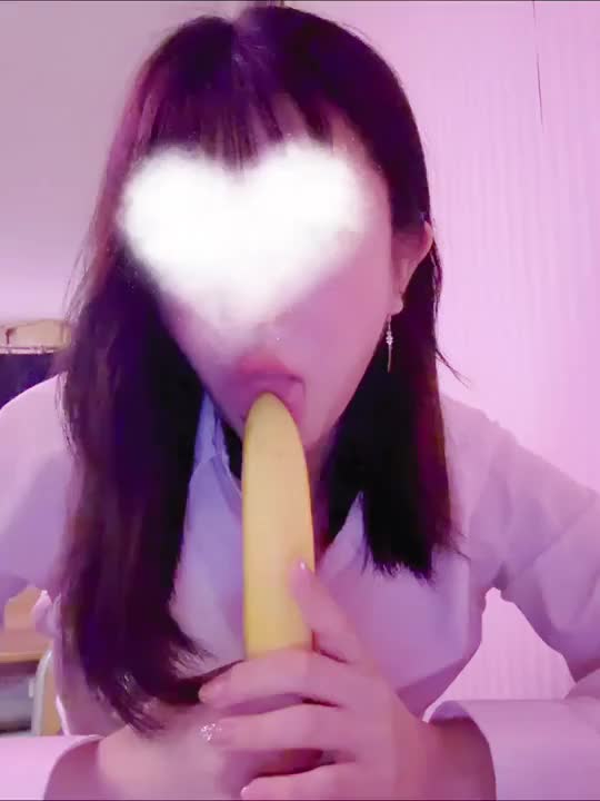 バナナでペロペロしてみた///🍌💕

暗いところで撮ったから画面明るくしたんだけど見えにくいかなぁ

最初は先っちょペロペロしてから、、、♡
先っちょくすぐったい人には下からゆっく〜り舐めようっと💕