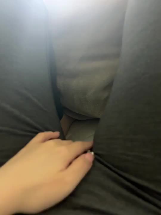 レギンスでオナ〇〇ーしてみた///

お布団の上でしてみたよ💕
この後はレギンス脱いじゃった///