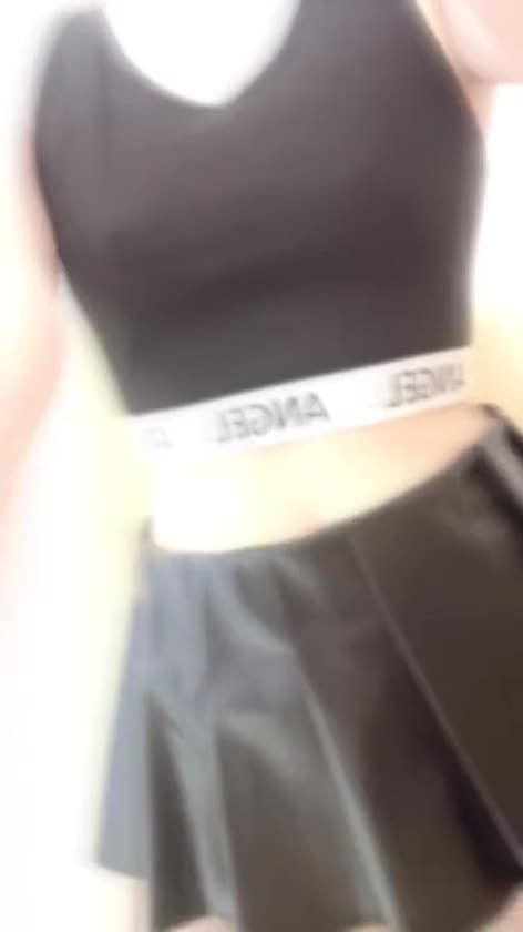 会社からの電話も気がつかないで…パンチラに夢中だったでしょ？😂