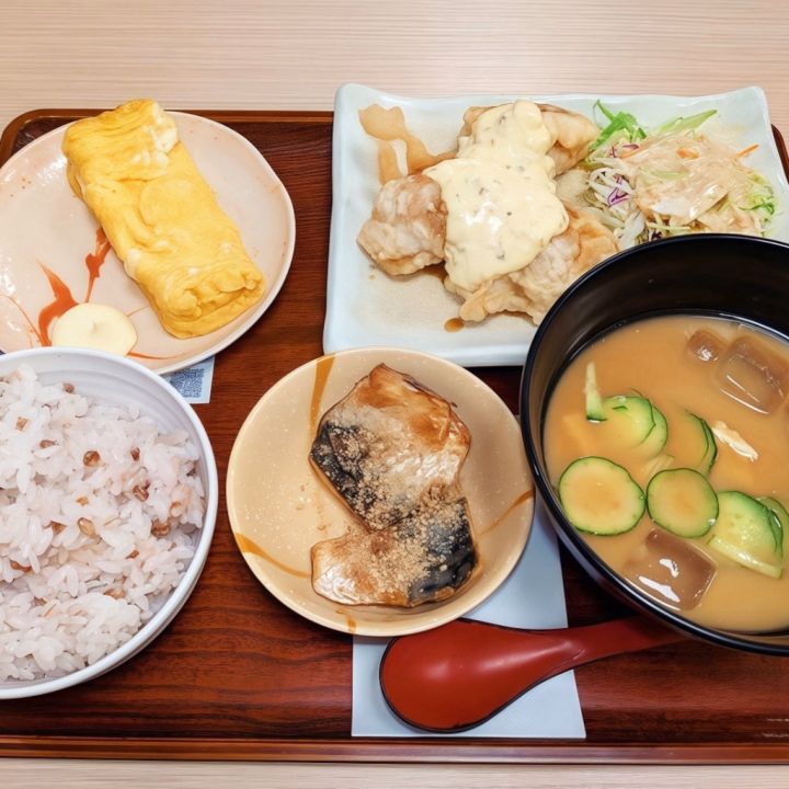 やよい軒の限定定食食べてきた🤤💞


と言うことは…？


そう！今日は
ジムとボイトレの日でした(｡･ω･｡)🎤


ジムに向かう途中
突然の腹痛さん👹が襲ってきて
パニック中のパニックΣ(￣□￣;)


しかも、次の駅で乗り換えかつ
乗り換え先に向かうまでの道に
おトイレがなくてピンチｯ🔥🔥🔥


早歩きで乗り換えて
3駅腹痛に耐えたけど限界は目の前。


結果、なんとかおトイレに間に合い
筋トレも無事に終えて
安心しきった結果
限定定食モリモリほおばってきた( ´^ω^` )



あめり