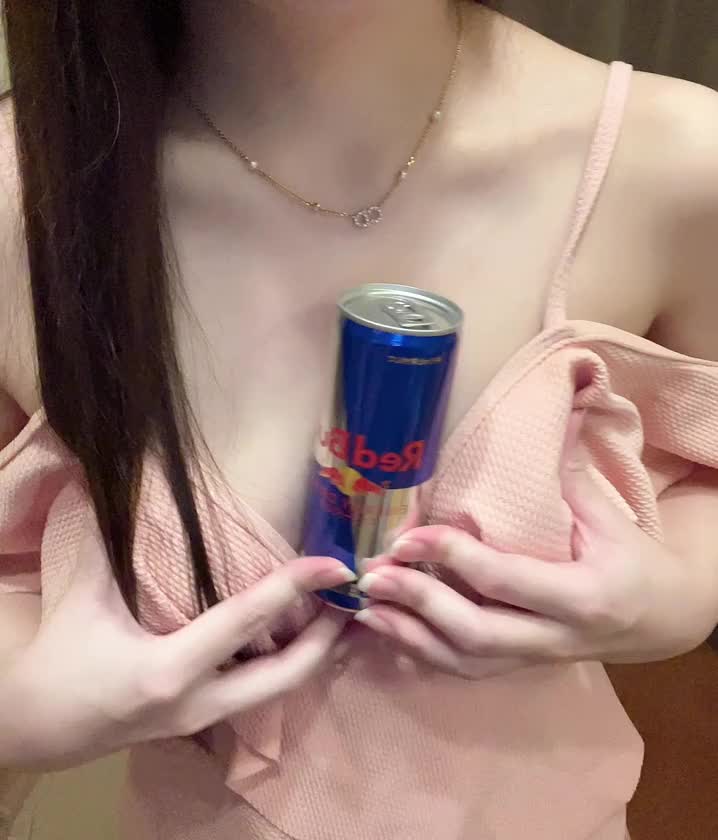 私の元気の源は
レッドブル！！！💙♥️

お仕事中は一切ご飯食べないので
レッドブルチャージ必須^._.^🔥

お兄さんのチャージの源は？
私、、？だよね、、、？👶🏻？
