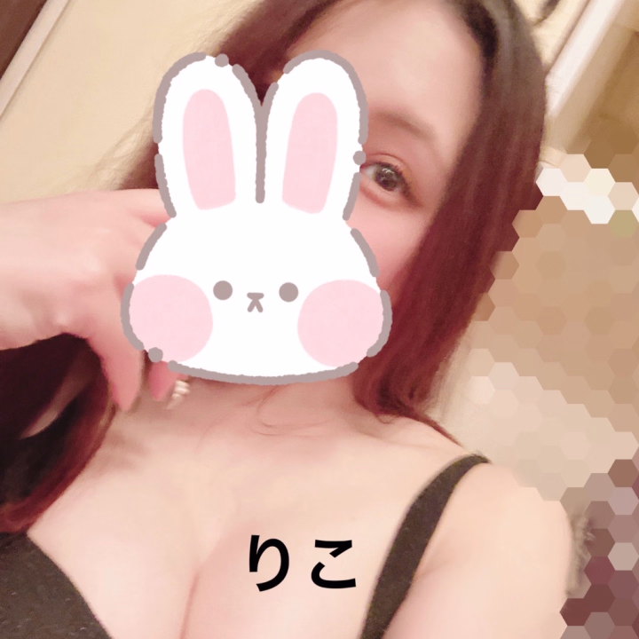 ふと考えたんだけど、  
「エロい」って感じる言葉って人それぞれだよね🌸  

私にとっては、  
直接的な言葉よりも、  
少し曖昧で、余韻を残すような言葉の方が  
なんだかドキッとする気がします(*^^*)  

たとえば、  
「触れたい」とか「見つめたい」みたいに、  
少しだけ距離感を感じる言葉。  
それが逆に、心に響いたりするのかなぁ…なんて(∩´∀`∩)  

あんな寒かったのにまた急激に熱くなりましたね💦