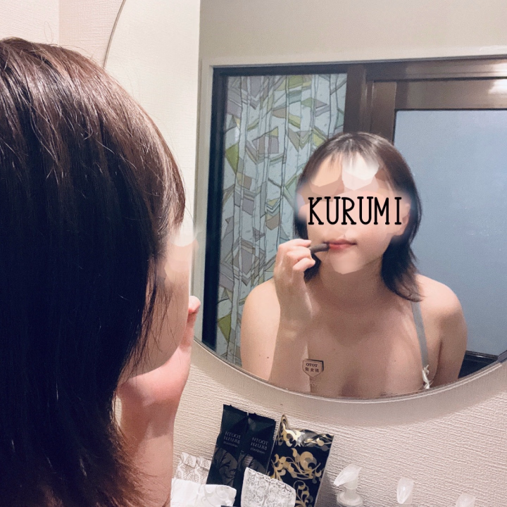 リップは色付きニベアかメンソレータム

淡く色づくのでかわいいです🩷

むっちりかわいいくちびるに😘