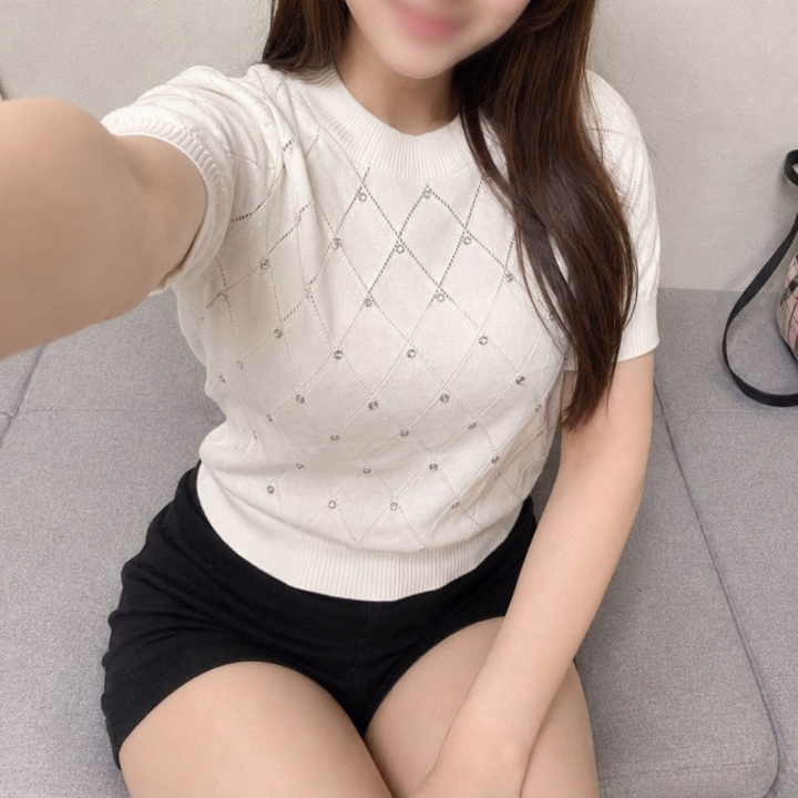 こんばんは🤍

普段はあまりこういうこと言わないんですけど…

「元気だった？」とか「また来たよ」とか、

何気ない一言が結構嬉しかったりします。

お会いしてる時間も好きですが、お見送りした後に「今日も楽しかったな」って思う時間も好きなんですよね✨

またお時間が合ったら会いに来てください🌸

楽しみにしてます。