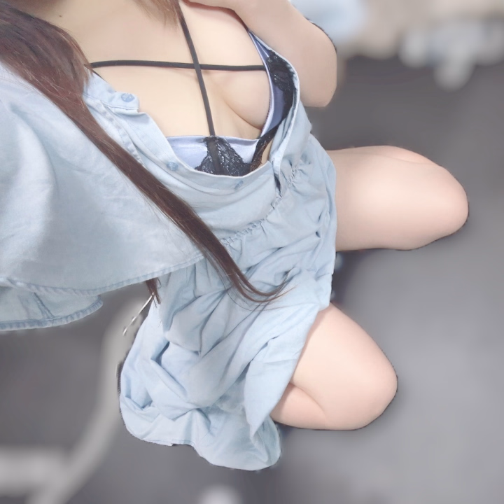 やほやほん
ありすだよん〜🎶

最近さ
寒さがすごいやばくて
もう冬が近づいてくる感じだよね💦

みんなは
防寒対策とかどんなことしてる？

ありすは
毛布もか湯たんぽつかってぬくぬくするのが大好きなんだけど

最近
お兄さんと一緒にくっついて
イチャエロしてたら身体も心も暖かくなるのでは！？って考えてえろえろ爆発💥してる毎日です笑

一緒にえっちなことして
温まってくれるお兄さんぜひ
ありすに会いに来てね🎶