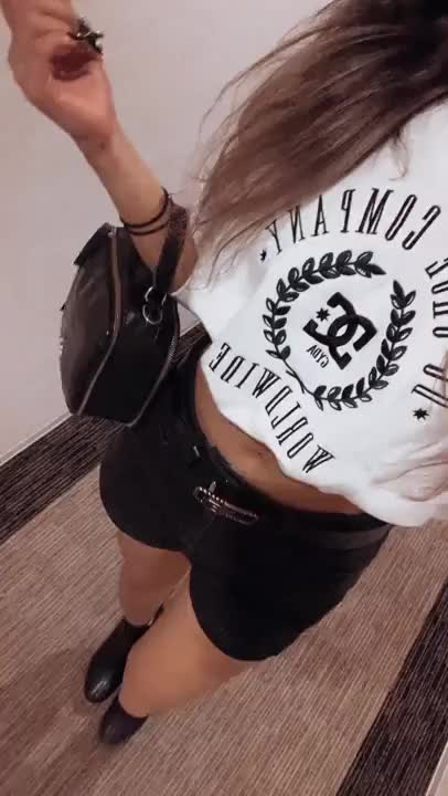 いつかの私服👗
季節関係なくどこかは露出してる笑
地元にいれるのもあと2日…帰る日迫ってきて寂しい
こんなに長く帰省したのも初めて！
結構いたけどなんだかんだ予定入ったりで一日中お家にいた日が少ない😂笑
だいぶ休んだから出勤の次の日筋肉痛になるのが見えてる🙄
出勤枠が空いてたらなるべく早めに出勤させてもらいます︎💕︎