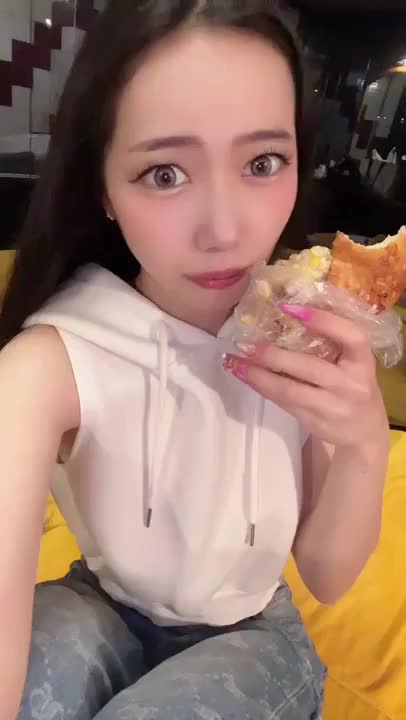 えるのもぐもぐタイム😋
パンだーいすきなのっ🥖
ココノすすきのに入ってるどんぐりってパン屋さんがあるんだけど色んな種類のパンがあって美味しいの💗札幌に住んでるお兄さんなら知ってる人多いかなぁ？割と札幌市内何店舗もあった気がする！食べてるのはコーンマヨがのっててパンにも焦がしチーズが周りについててこのパンは初めて買ってみたけど美味しかった！！甘い系のパンもたくさんあるからおすすめですっ✨️