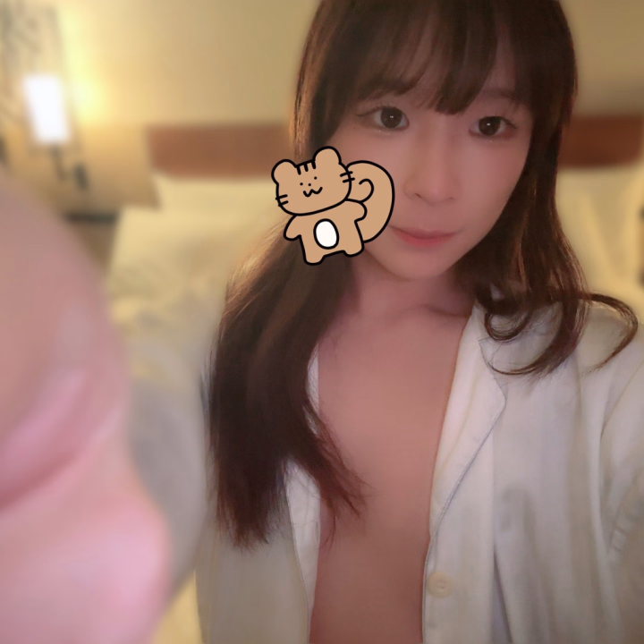 おはよぉ(´-ωก`)
こんな時間に😏

朝からパジャマ1枚だと襲われちゃうね🫶🫶
襲ってくれる人募集💗
もちろん襲われたい人も…💗

おとこの娘だからってこういうおっぱい写っちゃう系の写真、やっぱり盛れないね💦

ちっちゃくでもおっぱいあったら写真映えもして、朝からおにぃさんたち興奮させられてたのかなぁ🤔

おっぱいなくても愛してくれる人✋
まどかも大好きだよ♥️