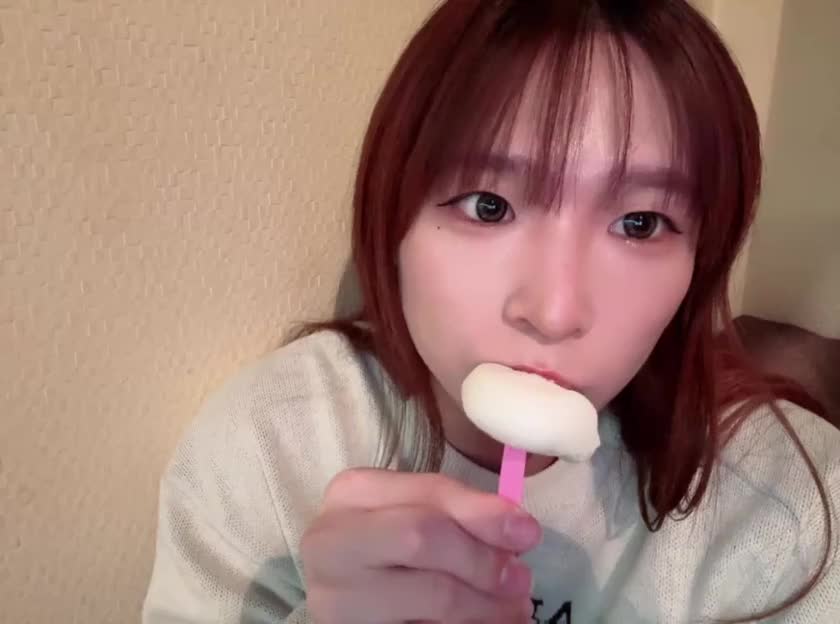 おぁよー(  ¯꒳​¯ )ᐝ
雪見もちもち⛄️雪見だいふ〜く🎀🎶

雪見だいふくってこんなに伸びんだね💕︎
美味しかったの😋
食べる動画ってなかなか取らないしまどかのは貴重かも‼️
保存必須だよ🫶笑