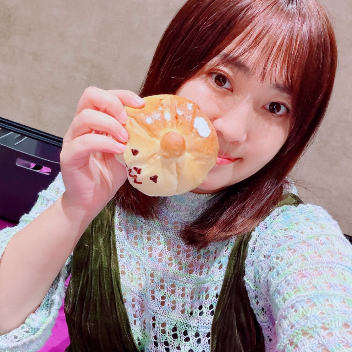 待機中にごはん食べに行ったついでに
パンも買ってきたよ〜🥰💕
カボチャパンなんだけど、
見た目が可愛くて一目惚れしちゃった🎃🧡
食べるのが楽しみすぎる〜🤤✨
美味しかったらまた報告するね♡
みんなはカボチャパン好き?💗