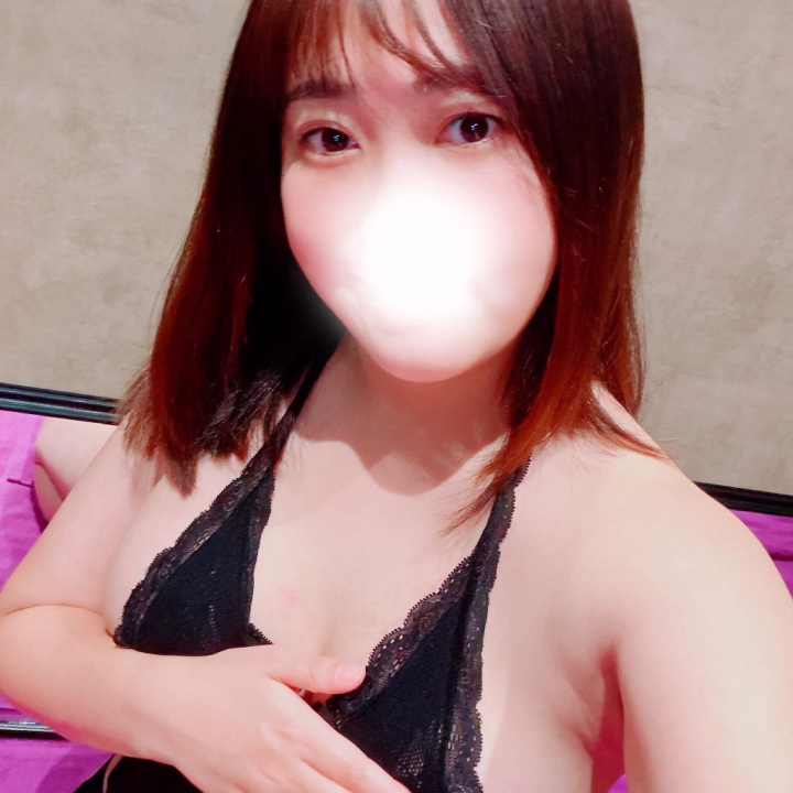 💋 今日はちょっぴり大胆に…♡
いつもよりえっちい衣装を着てみたよ🫣💗
ちょっと恥ずかしいけど、
こういうのも好きかな?🥺💕
実際に会ったらもっとドキドキしちゃうかも…♡
いっぱい見に来てくれたら嬉しいな🩷
今日も待ってるね😘