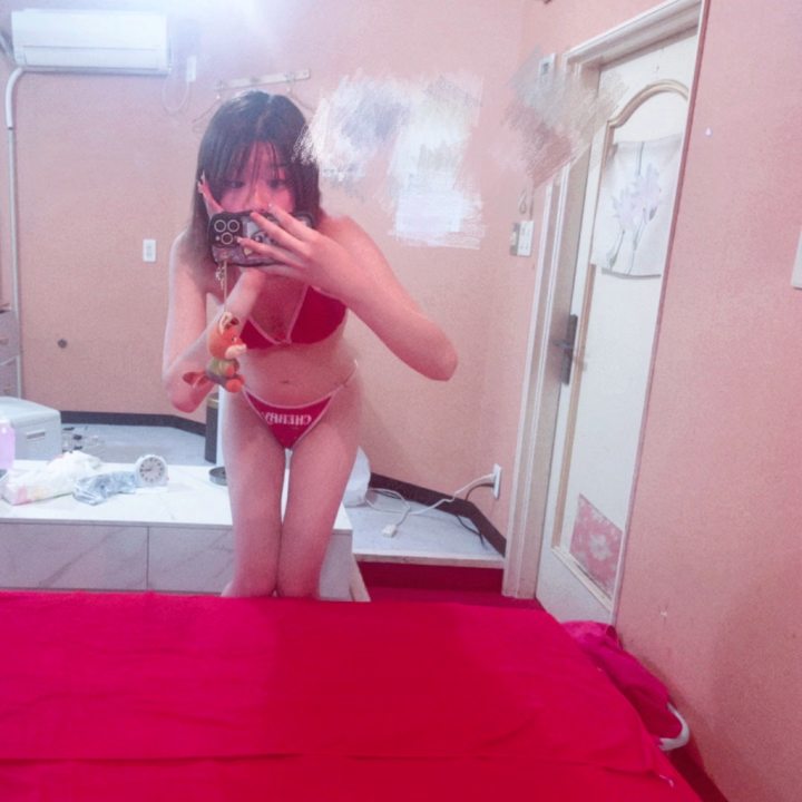 鏡越しでえっ〇するのって
いつもと違ってなんか非現実すぎて
興奮シちゃうよね、、🫣💕



特に、バックしてる時の姿とか
カラダのラインが見えたりするから、
エロいよね😏💕


お兄さんも非現実なえっ〇、
くららとシてみない？🔞❤️