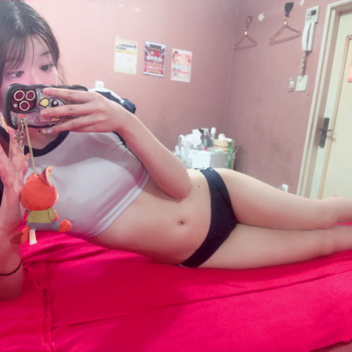 みるくのおま〇このナカは

小さいらしく…

指一本できっつきつ🙄🙈‼️


気持ちよくなると
ナカからジュワと

やらしい愛液が漏れてきて
あったかいみたい🙈

そのナカに挿入すると
ギュッ//っと

締め付けてフィットして
離さない😌

普段イキずらいお兄さんでも

早漏になるぐらい名器らしいので、是非一度体験してみてね💓

早くイっちゃったら
2回戦しよ？💓

みるくの沼にハマっちゃうかも🦪💕

この後もお誘い待ってるね‼️
